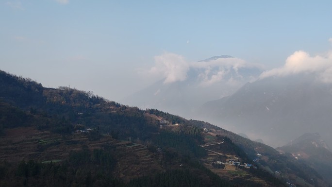 清晨  美丽的云朵  大山