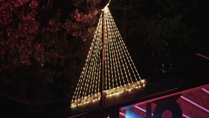 音乐节上的三角舞台灯光