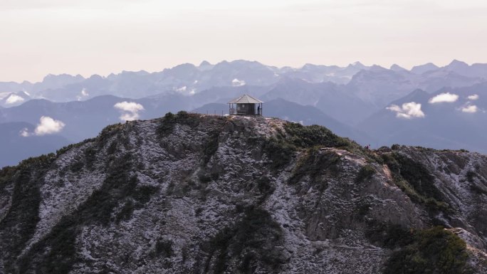 山顶观景结构，背景为阿尔卑斯山脉