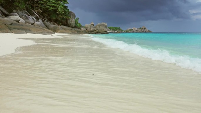 斯米兰群岛的白色沙滩和暴风雨的天空