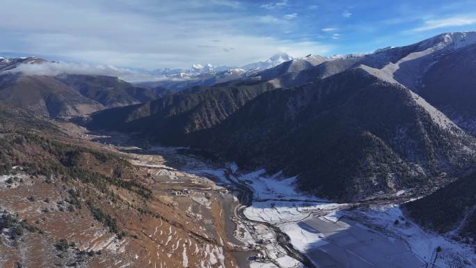 雪后的四川甘孜贡嘎山下上城子村田园风光