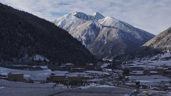 航拍雪后的川西贡嘎山乡上城子村雪景