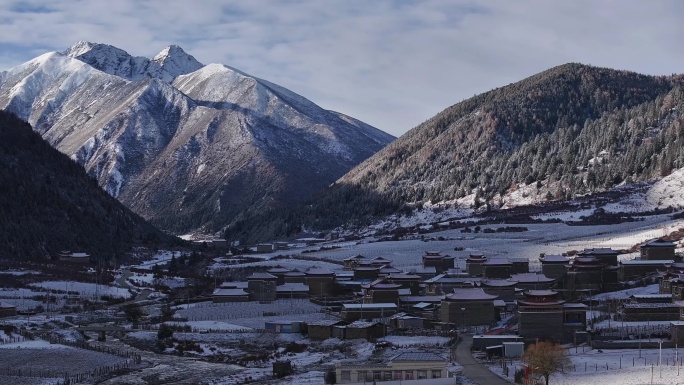 航拍雪后的川西贡嘎山乡上城子村雪景