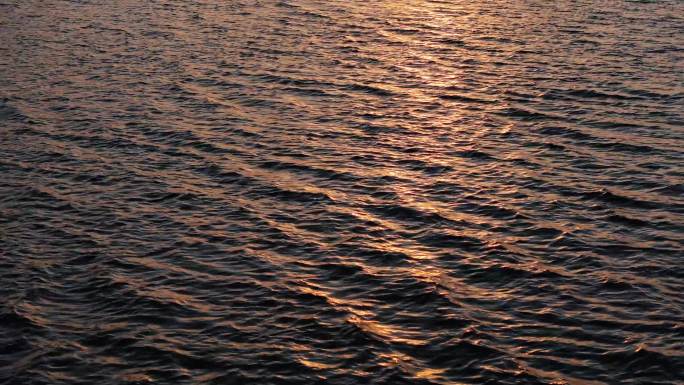 波光粼粼的海面水面充满希望的日出
