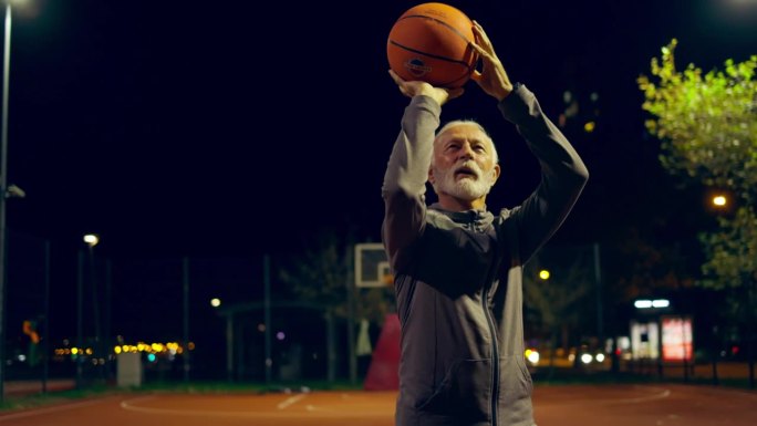 一个老人独自练习投篮