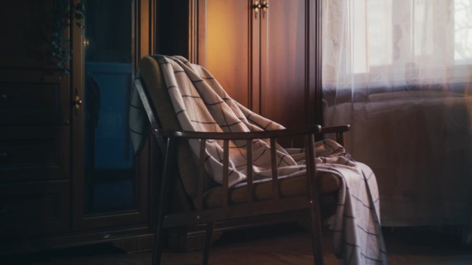 复古风格的公寓，在一个朴素的房间里看复古扶手椅和毯子