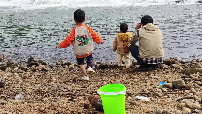 小溪流水声田园河小孩子周末游玩水坝流水声