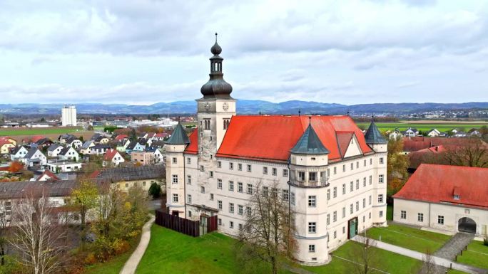 上奥地利Alkoven的Hartheim城堡风景——无人机拍摄