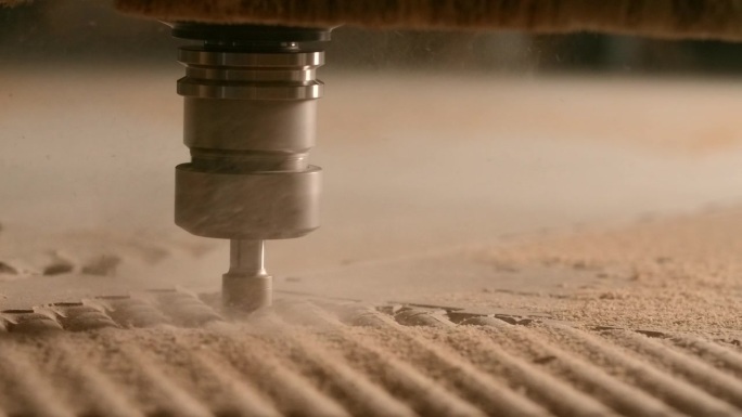 自动切割木板的机器特写。有创造力。在木雕机上钻孔。木制品工业雕刻的专业机器