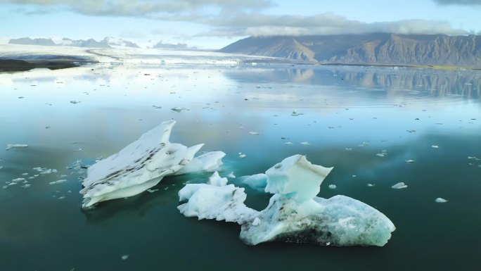 蘑菇形状的冰山，无人机拍摄的Jokulsarlon冰川泻湖，冰岛