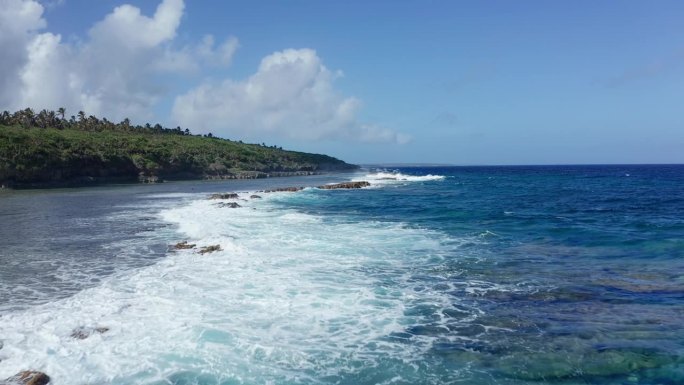 南太平洋海浪冲击汤加海岸的鸟瞰图，波利尼西亚，热带岛屿风光，无人机拍摄
