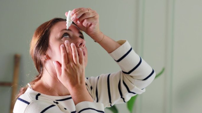 年轻女子在滴眼药水