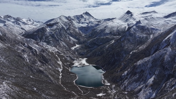 航拍四川甘孜贡嘎山乡雪山海子风光