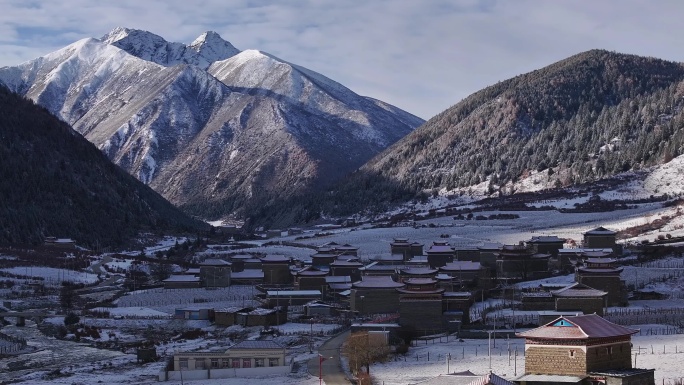 航拍雪后的川西上城子村雪景田园风光