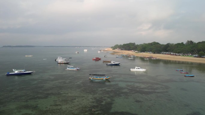 印尼巴厘岛沙努尔海滩的清晨气氛。海洋上有许多船供游客和渔民使用