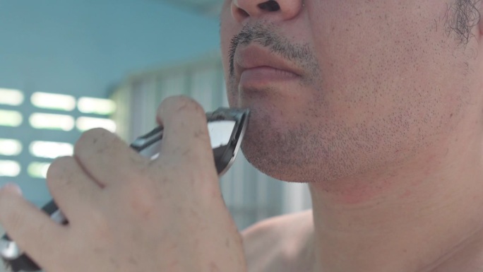 拥抱清洁:一个亚洲男人剃须和护肤的日常仪式。