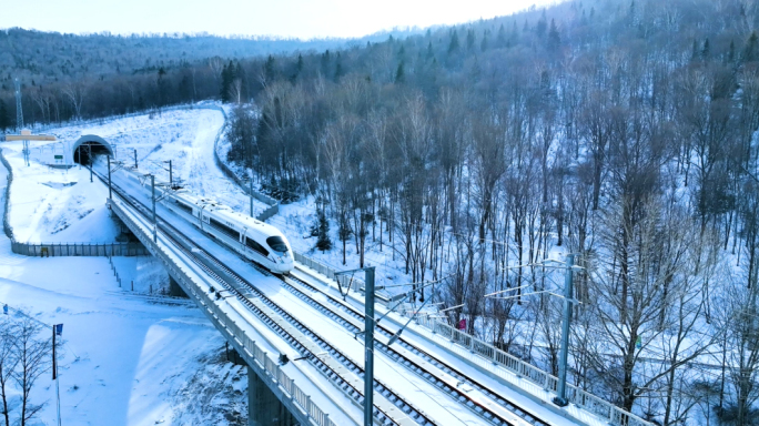 北方冬季高铁穿越冰雪