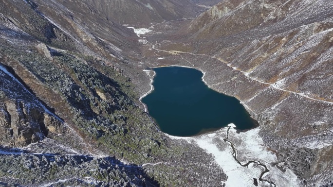 四川甘孜航拍贡嘎山区拍雪后溪流汇入湖泊