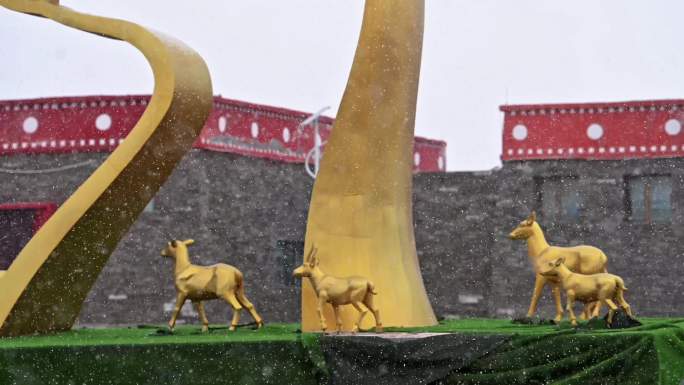 索南达杰保护站藏羚羊雕像雪景