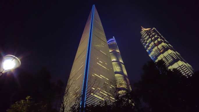 夜晚仰望陆家嘴上海中心大厦夜景城市风景视