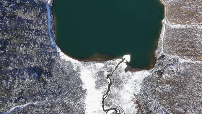 四川甘孜航拍贡嘎山区拍雪后溪流汇入湖泊