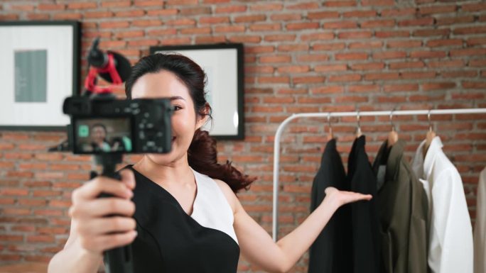 有影响力的女性在网上拍摄视频视频，评论活泼的衣服