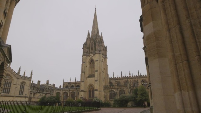 牛津大学圣母玛利亚教堂。13世纪教堂最古老的钟楼部分。牛津大学建筑