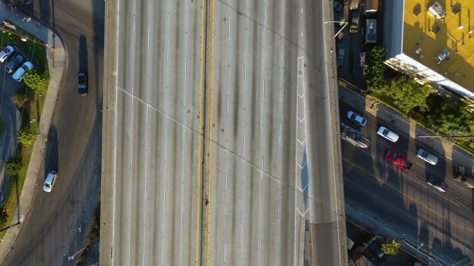 无人机在美国洛杉矶受损的圣莫尼卡高速公路上拍摄