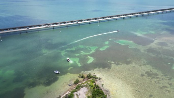 美国门罗县佛罗里达群岛马拉松附近七英里桥旁的船只和岛屿鸟瞰图。