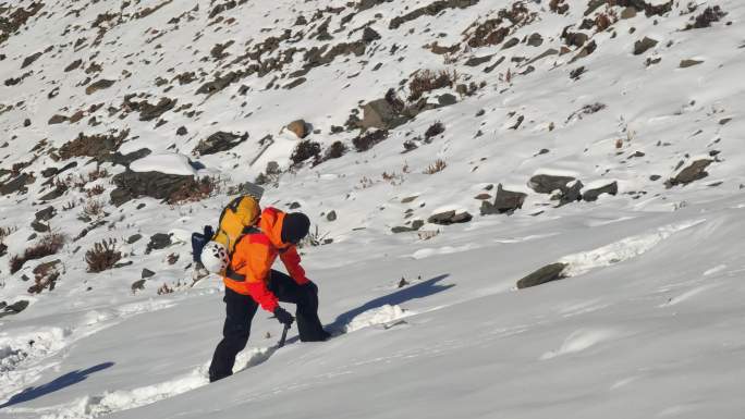 攀登乌库楚雪山的登山者大雪中徒步行进