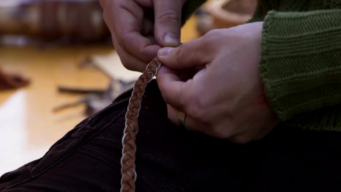 女人的手编织皮革编织手镯