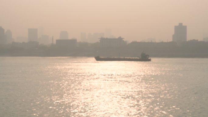 早晨太阳升起长江上的船只