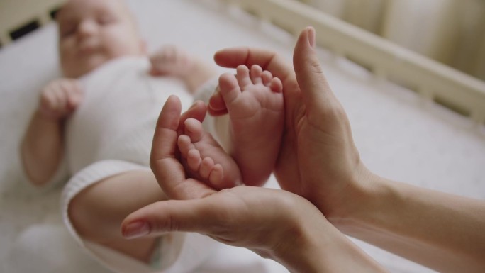 选择性地关注婴儿婴儿在母亲手中的小脚