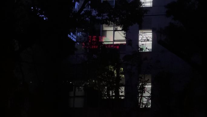 大楼晚上夜灯窗户 深夜灯光窗外亮灯夜景