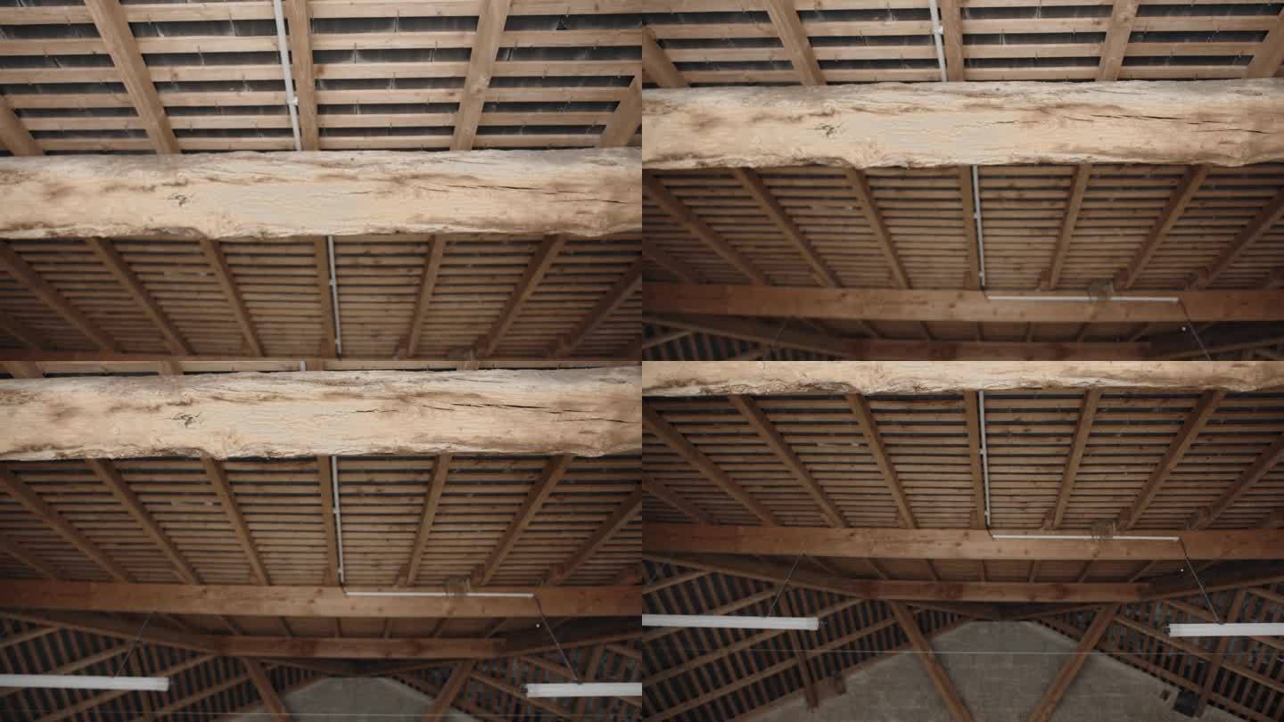 带有横梁的老式木制天花板的内部。倾斜