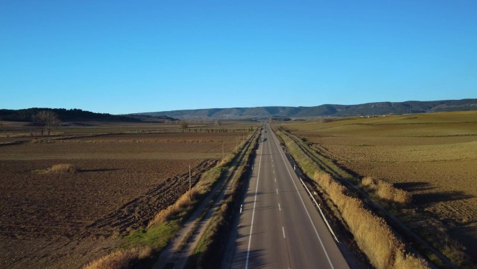 昆卡西班牙卡斯蒂亚德拉曼查田野与冬季与路线