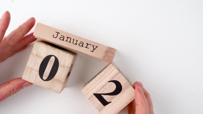 1月1日。月的第一天，木制背景的日历。冬天的时候，新年的概念