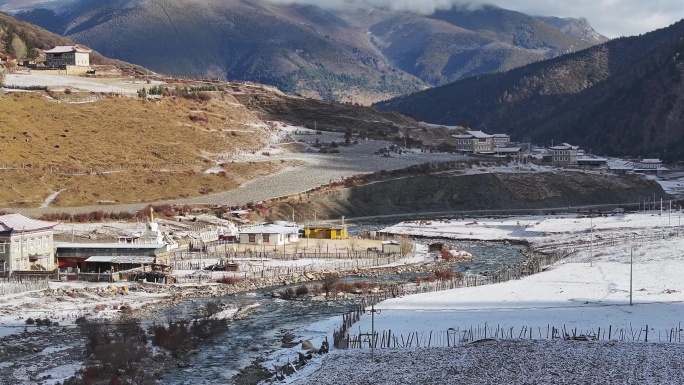 航拍雪后的川西贡嘎山乡上城子村雪景