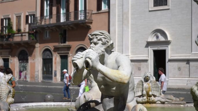 希腊神特里同的细节雕塑。Fontana del Moro，摩尔喷泉位于纳沃纳广场，阳光明媚。站在海螺