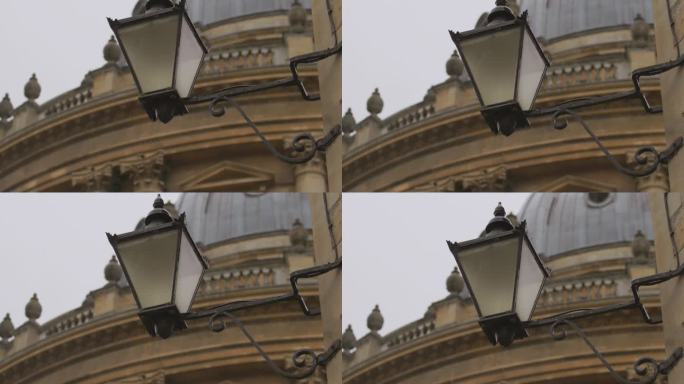 大雨滴在雨天与典型的英国复古灯和牛津大学的建筑背景。英国恶劣天气概念
