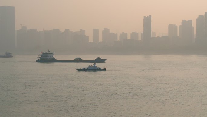 长江上航行的船只
