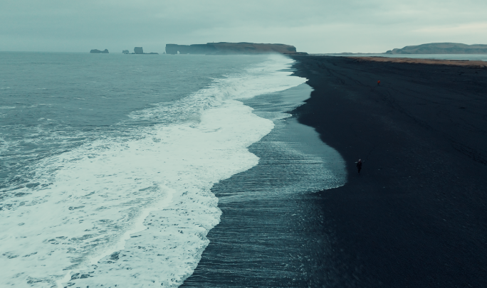 冰岛景点黑沙滩末日风格航拍