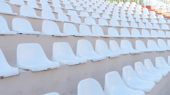 露天露天剧场或露天体育场的白色椅子。