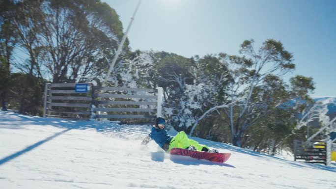 单板滑雪运动员在玩雪水