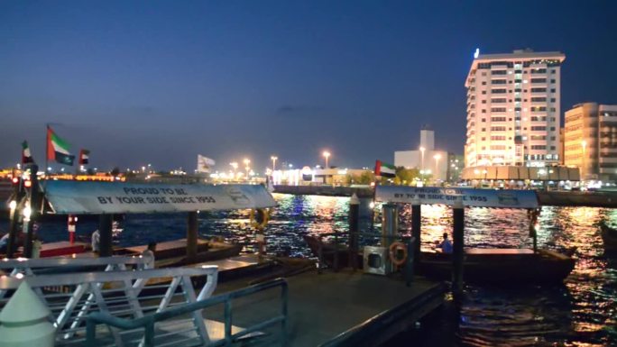 迪拜，阿联酋——2016年12月12日:夜晚，迪拜河上的船只载着游客