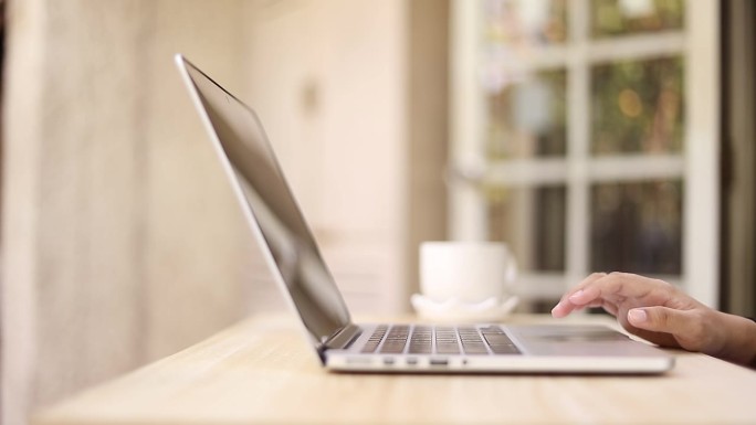 职业妇女在笔记本电脑键盘上打字，盖上盖子