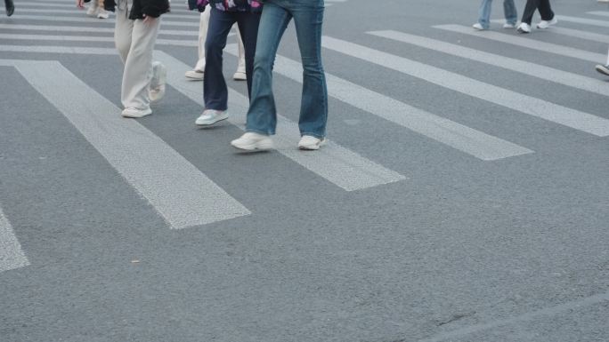 路人经过人行道斑马线的脚步人流量