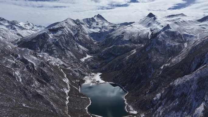 航拍四川甘孜贡嘎山乡雪山海子风光