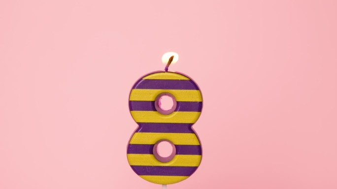 八周年纪念视频横幅燃烧条纹黄色和紫色蜡烛。浅粉色背景上的8号蜡烛。4K分辨率生日快乐横幅。