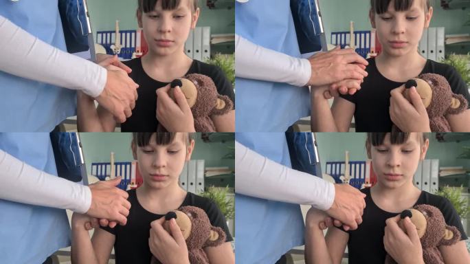 女医生用玩具牵着患儿的手